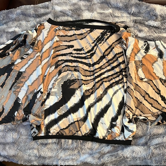 Woman’s Work Blouse - Picture 2 of 3